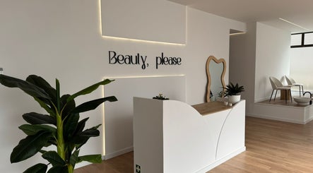 Recepção moderna em Beauty, Please, Setúbal, Setúbal, PT com decoração minimalista e espelhos únicos.