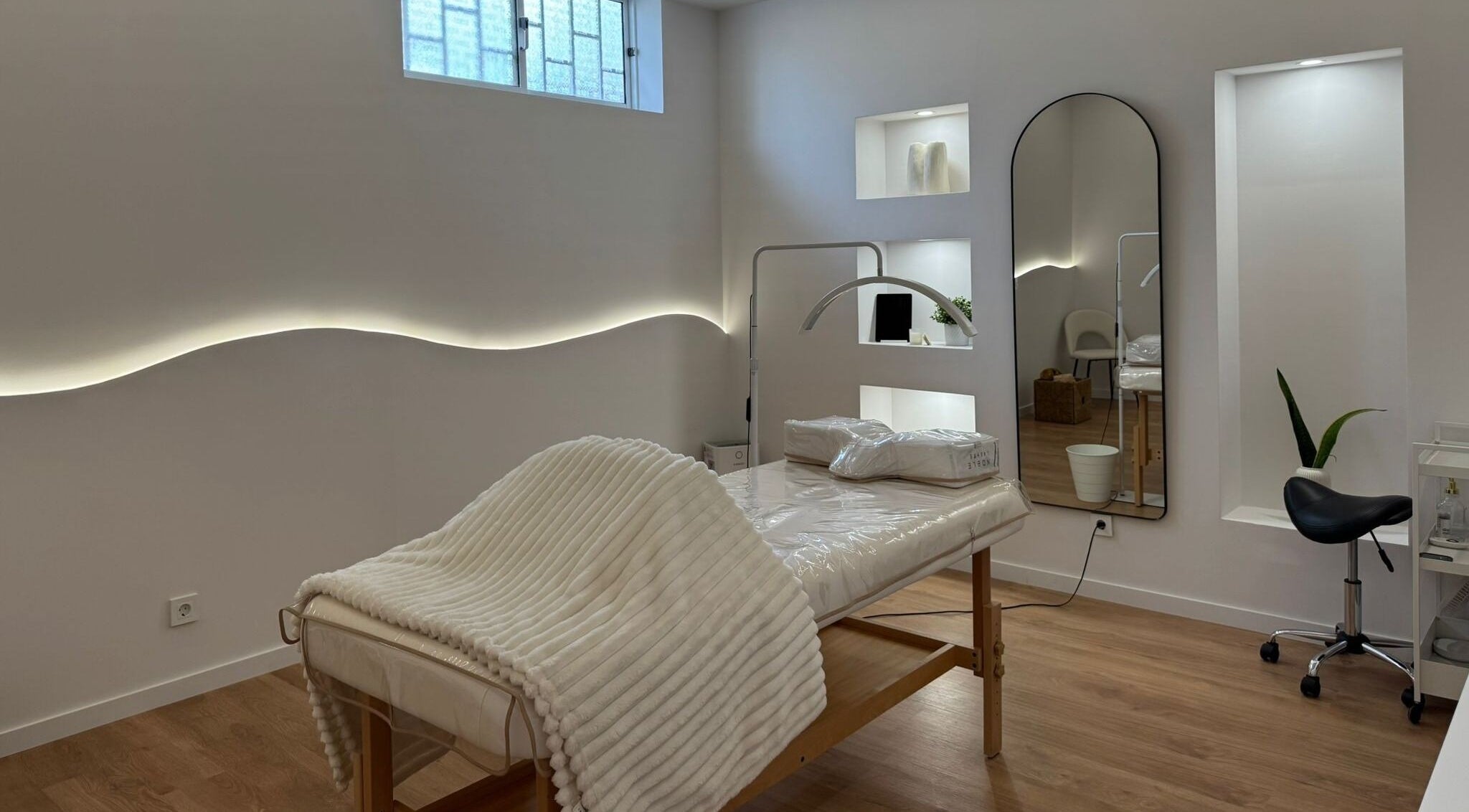 Sala de tratamento relaxante em 'Beauty, Please', Setúbal, Setúbal, PT, com mesa e decoração elegante.