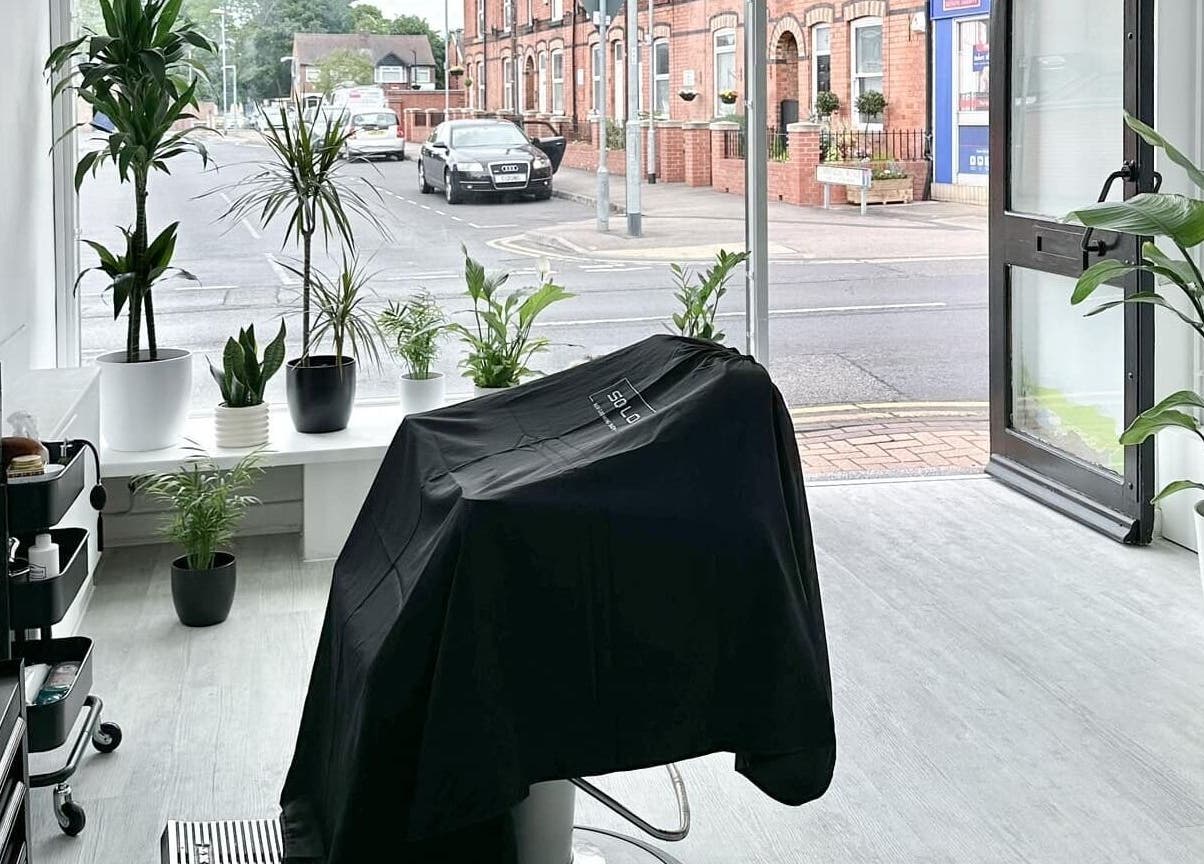 Chic interior of Solomengroomingsalon in Beeston, England, GB with modern design and lush plants.