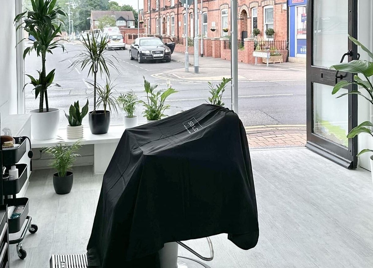 Chic interior of Solomengroomingsalon in Beeston, England, GB with modern design and lush plants.