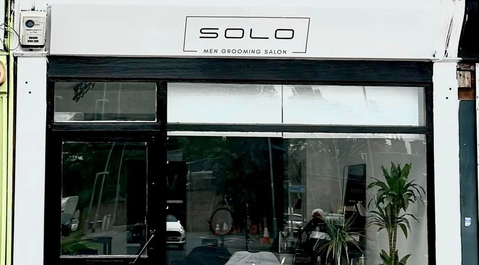 Exterior of Solomengroomingsalon in Beeston, England, GB, showcasing modern storefront design.