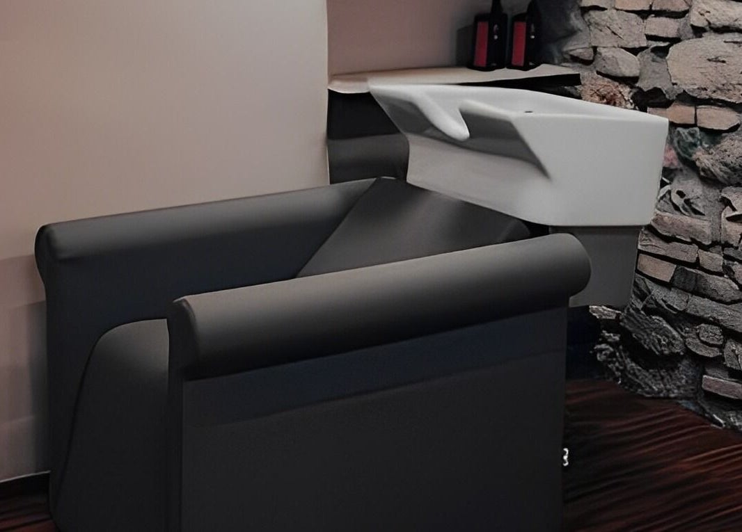 Postazione lavaggio capelli elegante presso Clippers Barbershop, Trescore Balneario, Lombardia, IT.