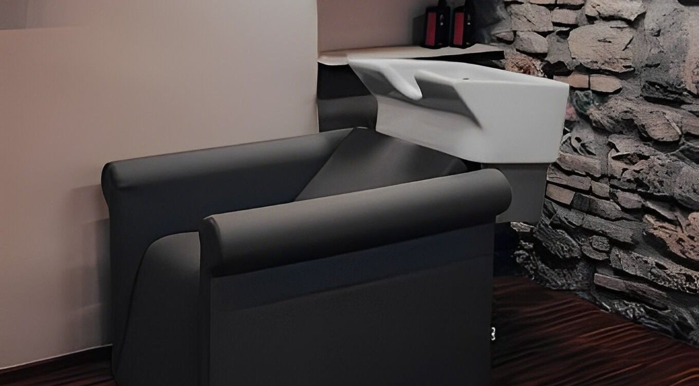 Postazione lavaggio capelli elegante presso Clippers Barbershop, Trescore Balneario, Lombardia, IT.