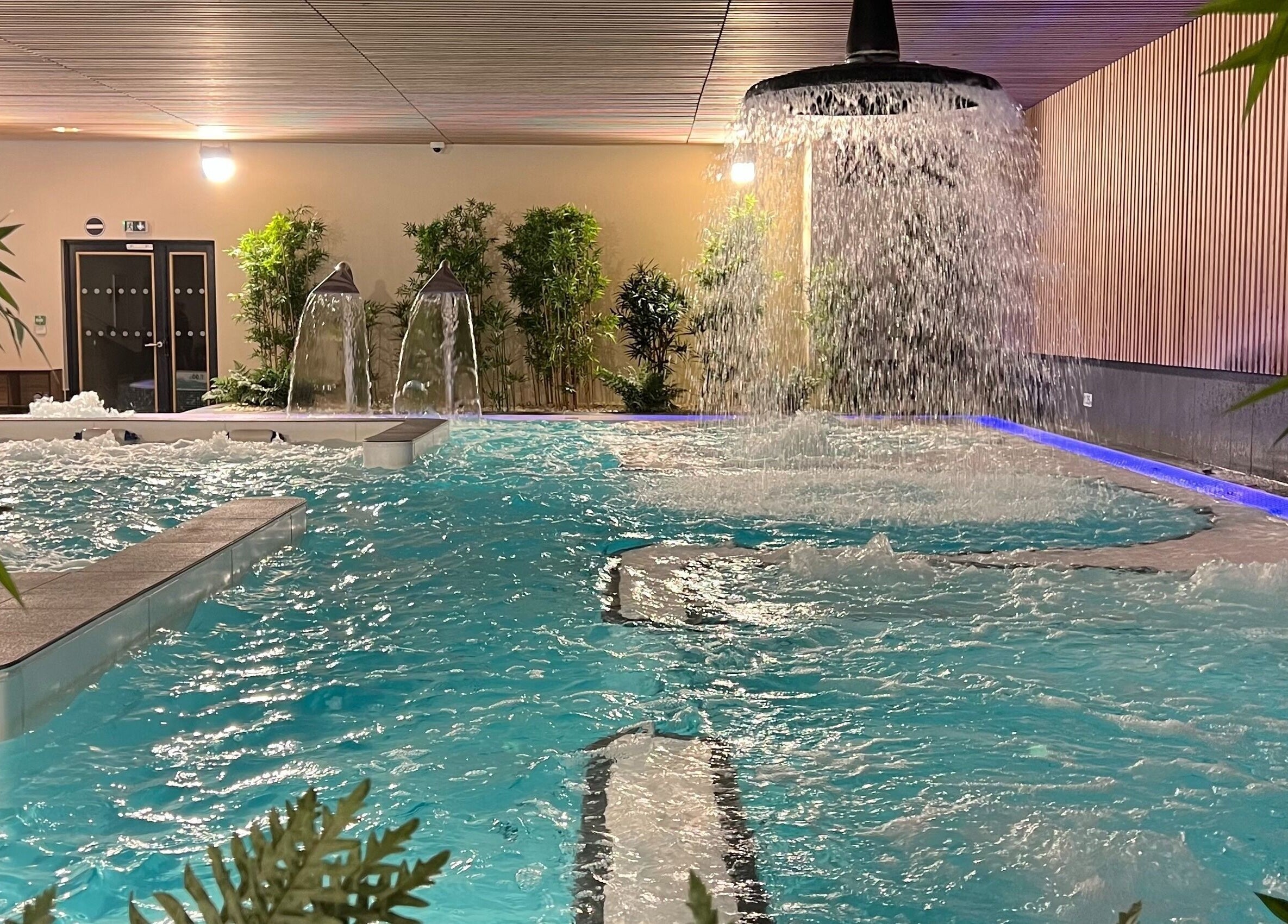 Luxurious spa pool at Spa Arzana, Rueil-malmaison, Île-de-france, FR. Relaxing indoor waterscape.