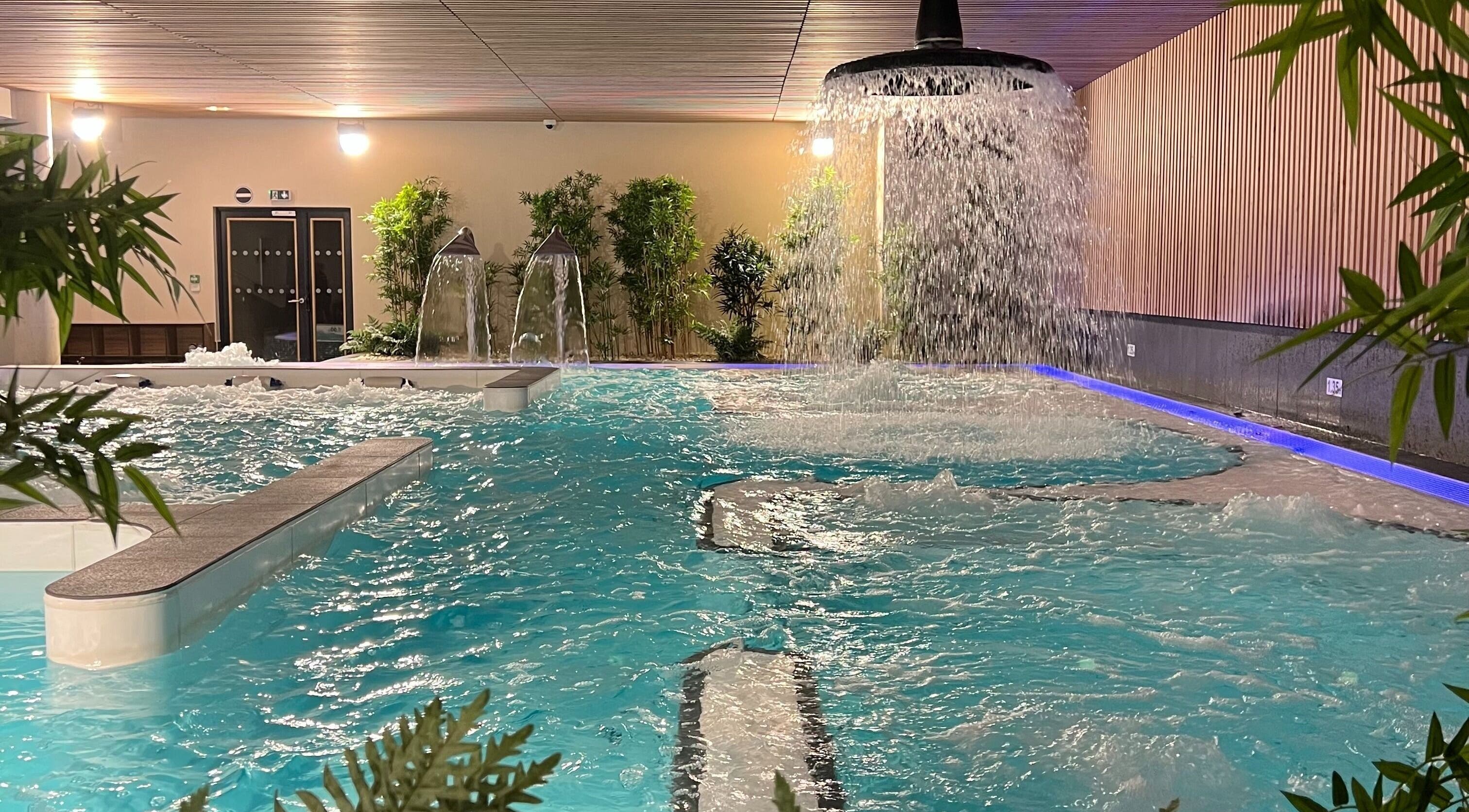 Luxurious spa pool at Spa Arzana, Rueil-malmaison, Île-de-france, FR. Relaxing indoor waterscape.