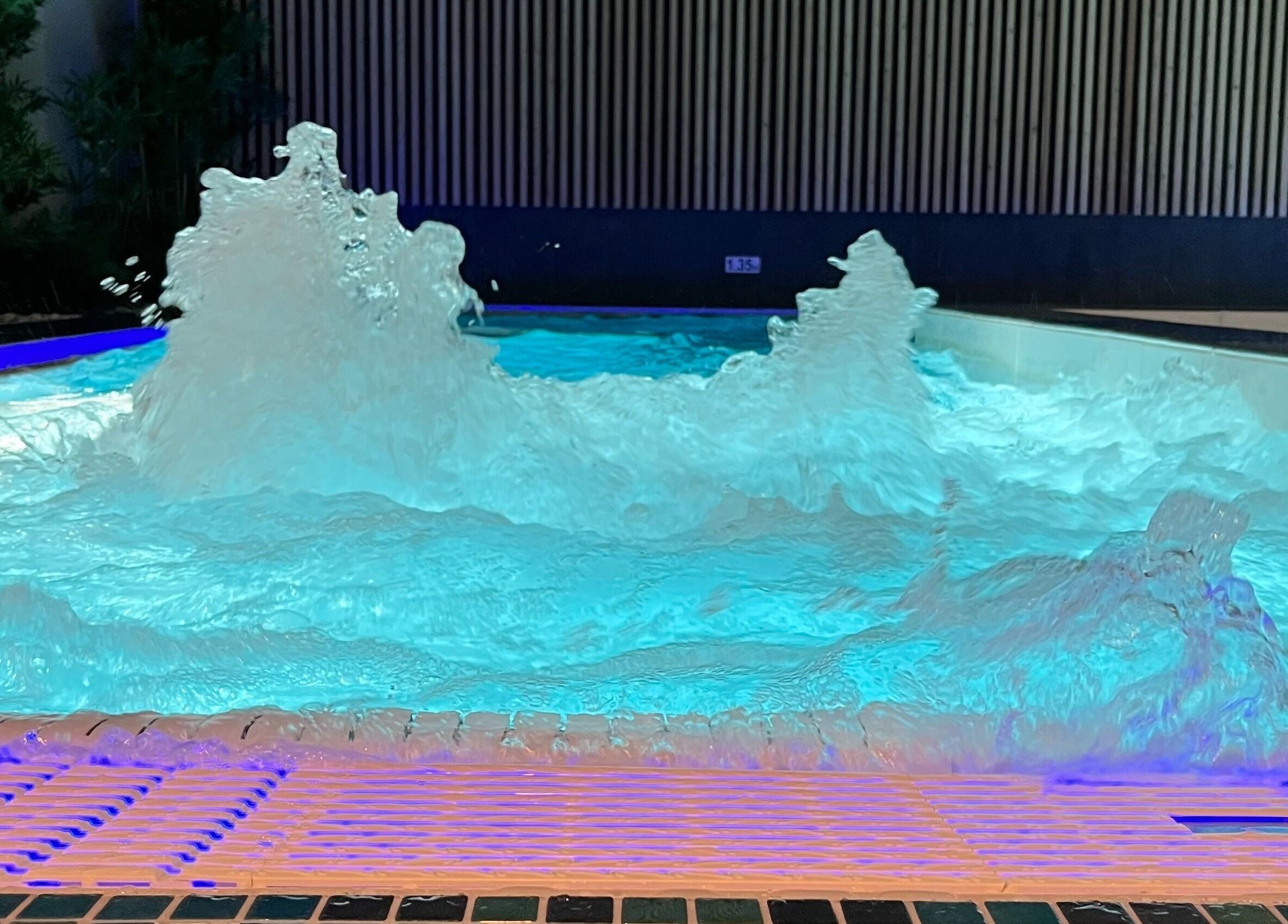 Luxurious spa pool with bubbling water at Spa Arzana in Rueil-Malmaison, Île-de-France, FR.
