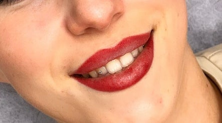 Labios pintados en NINII BROWS, Dos Hermanas, Andalucía, ES, resaltan con un hermoso labial rojo.