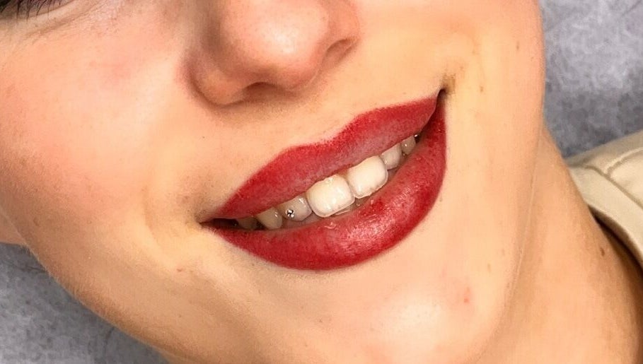 Labios rojos y sonrisa brillante en NINII BROWS, Dos Hermanas, Andalucía, ES