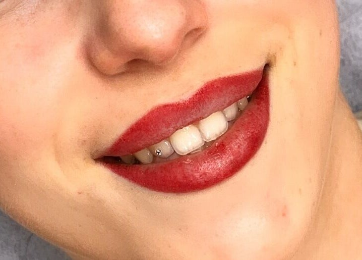Labios rojos y sonrisa brillante en NINII BROWS, Dos Hermanas, Andalucía, ES