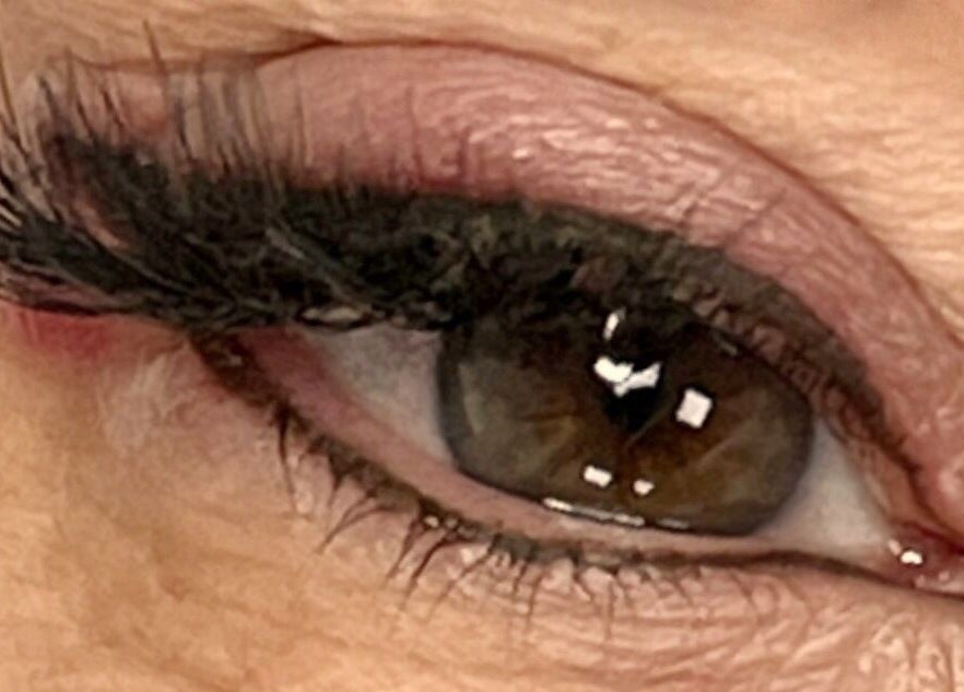 Cerca de un ojo con pestañas formidables en NINII BROWS, Dos Hermanas, Andalucía, ES.