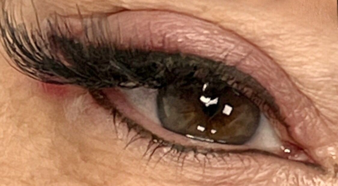 Cerca de un ojo con pestañas formidables en NINII BROWS, Dos Hermanas, Andalucía, ES.