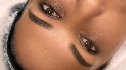 Cejas perfectamente definidas post-tratamiento en NINII BROWS, Dos Hermanas, Andalucía, ES.