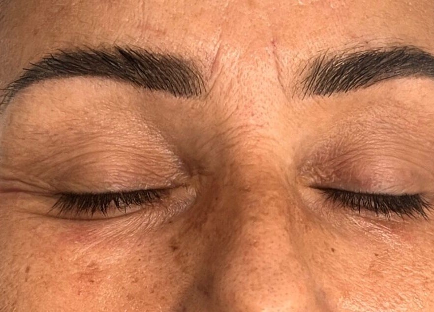 Primer plano de cejas bellamente estilizadas en NINII BROWS, Dos Hermanas, Andalucía, ES.