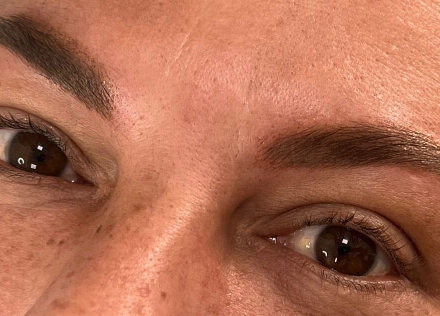 Primer plano de cejas diseñadas en NINII BROWS, Dos Hermanas, Andalucía, ES.