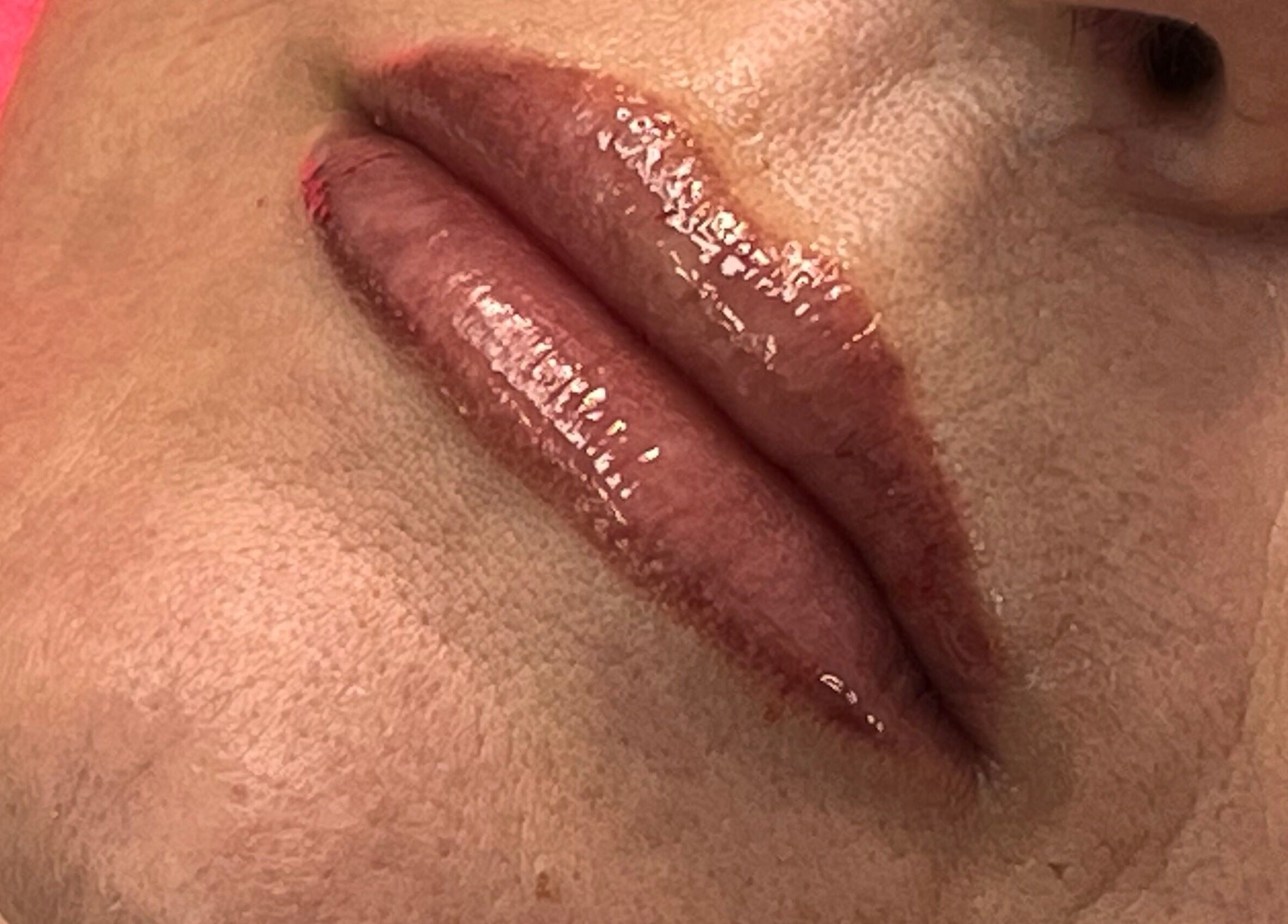 Labios perfectamente maquillados y brillantes en NINII BROWS, Dos Hermanas, Andalucía, ES.