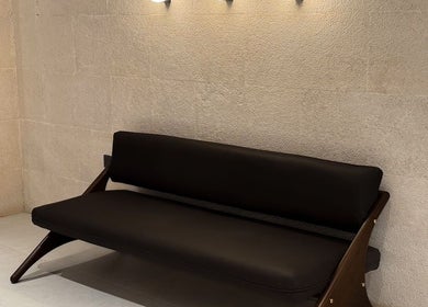 مقعد أنيق في صالون Ogi Barber Shop في الرياض، منطقة الرياض، SA يظهر تصميمه العصري.