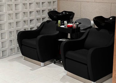 محطة غسيل شعر مريحة في صالون أوجي للحلاقة، الرياض، منطقة الرياض، SA.