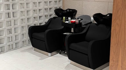 محطة غسيل شعر مريحة في صالون أوجي للحلاقة، الرياض، منطقة الرياض، SA.