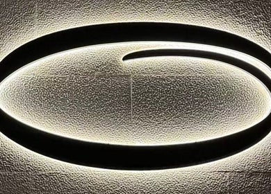 شعار مضيء بأناقة على جدار أوجي بربر شوب، الرياض، منطقة الرياض، السعودية.