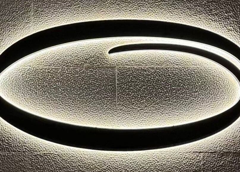 شعار مضيء بأناقة على جدار أوجي بربر شوب، الرياض، منطقة الرياض، السعودية.