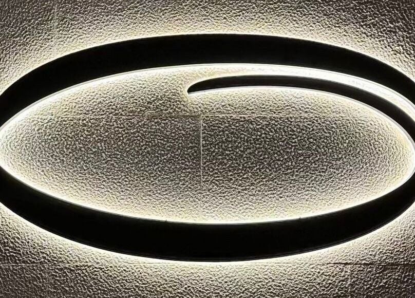 شعار مضيء بأناقة على جدار أوجي بربر شوب، الرياض، منطقة الرياض، السعودية.