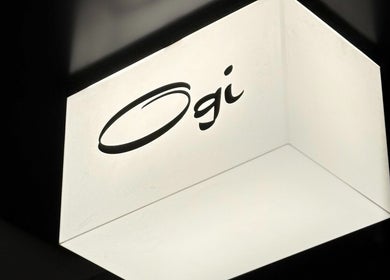 لوحة لامعة تحمل شعار 'Ogi' في محل أوجي للحلاقة في الرياض، منطقة الرياض، السعودية.