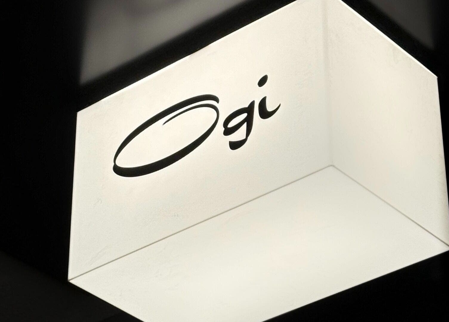 لوحة لامعة تحمل شعار 'Ogi' في محل أوجي للحلاقة في الرياض، منطقة الرياض، السعودية.