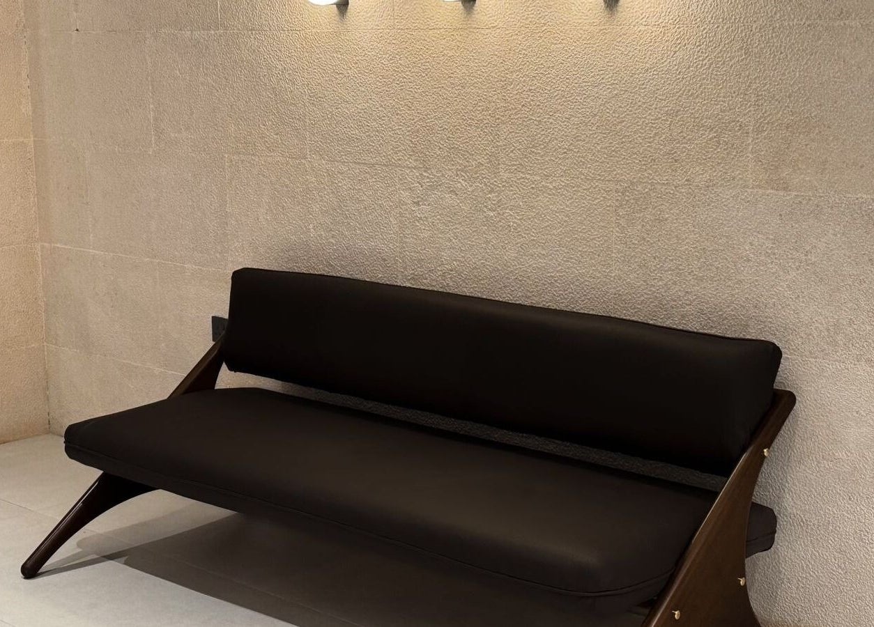 منطقة جلوس أنيقة في Ogi Barber Shop في الرياض، منطقة الرياض، المملكة العربية السعودية.