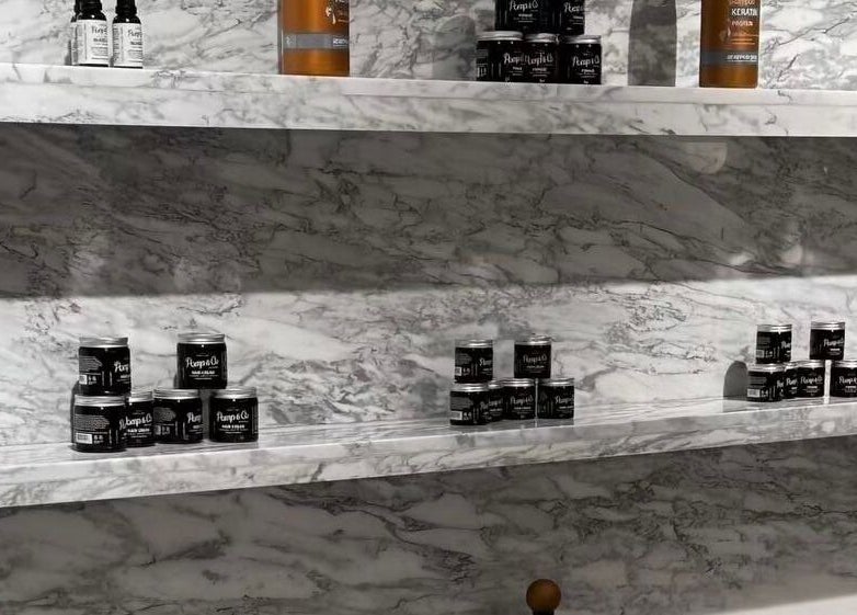 منتجات العناية على رفوف رخامية في متجر أوجي بربر شوب، الرياض، منطقة الرياض، السعودية.