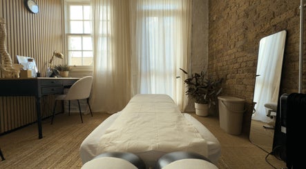 Kallos Acupuncture | Loft Clinic