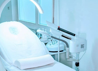 Moderner Behandlungsstuhl bei Ks Kosmetik Studio in Hänner/Murg, Baden-Württemberg, DE unter angenehmer Beleuchtung.
