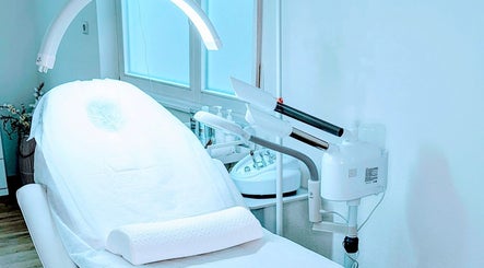 Moderner Behandlungsstuhl bei Ks Kosmetik Studio in Hänner/Murg, Baden-Württemberg, DE unter angenehmer Beleuchtung.