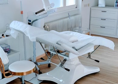 Moderner Behandlungsraum bei Ks Kosmetik Studio, Hänner/Murg, Baden-Württemberg, DE mit hochwertiger Ausstattung.