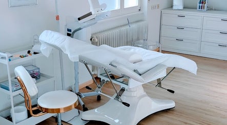 Moderner Behandlungsraum bei Ks Kosmetik Studio, Hänner/Murg, Baden-Württemberg, DE mit hochwertiger Ausstattung.