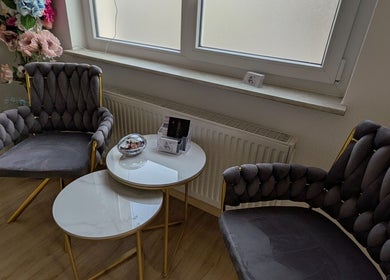 Eleganter Wartebereich im Ks Kosmetik Studio, Hänner/Murg, Baden-Württemberg, DE mit stilvollen Sesseln.