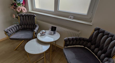 Eleganter Wartebereich im Ks Kosmetik Studio, Hänner/Murg, Baden-Württemberg, DE mit stilvollen Sesseln.