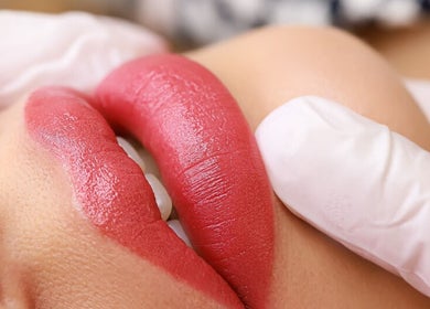 Lippenbehandlung bei Ks Kosmetik Studio in Hänner/Murg, Baden-württemberg, DE mit perfektem Rotton.