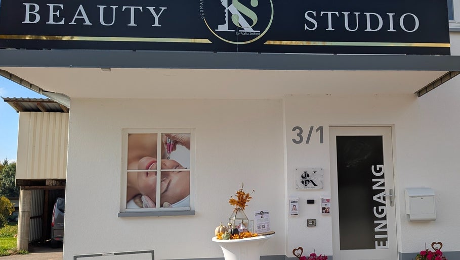Elegante Fassade von KS Beauty Studio in Murg/Hänner, Baden-württemberg, DE mit modernem Design.