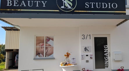 Elegante Fassade von KS Beauty Studio in Murg/Hänner, Baden-württemberg, DE mit modernem Design.