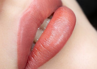 Nahaufnahme von perfekt geschminkten Lippen bei KS Beauty Studio, Murg/Hänner, Baden-württemberg, DE.