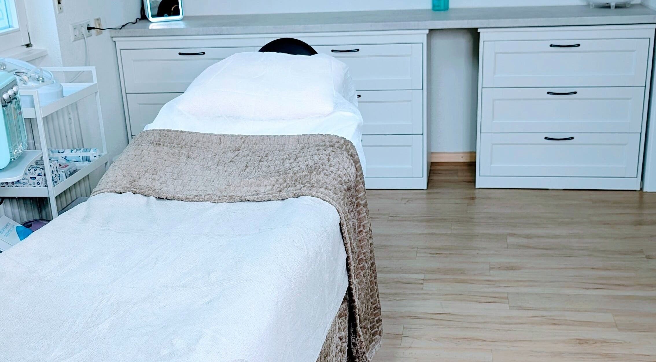 KS Beauty Studio Behandlungsraum in Hänner/Murg, Baden-Württemberg mit modernem Massagetisch.