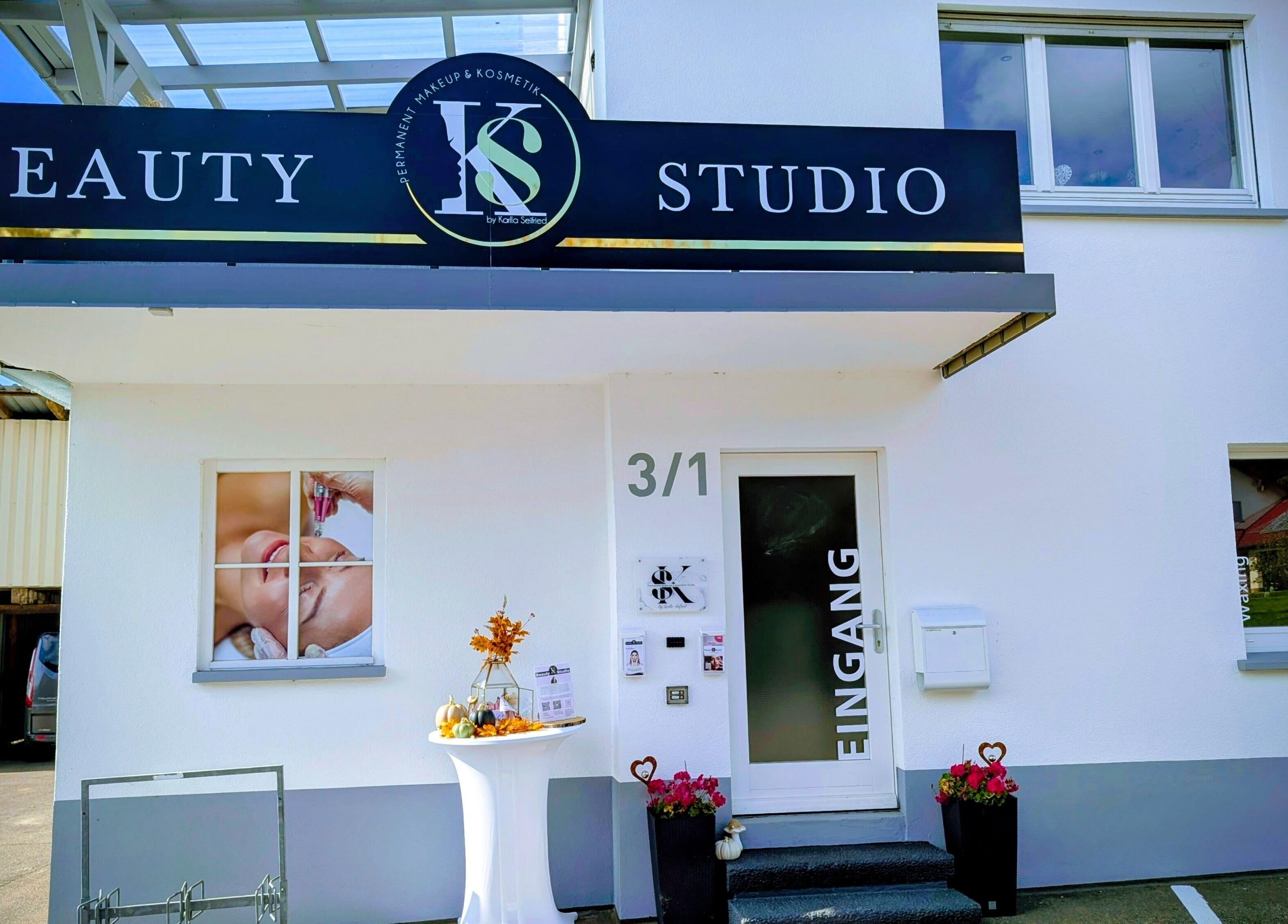 Eingang von KS Beauty Studio in Hänner/Murg, Baden-Württemberg, DE mit stilvoller Dekoration.