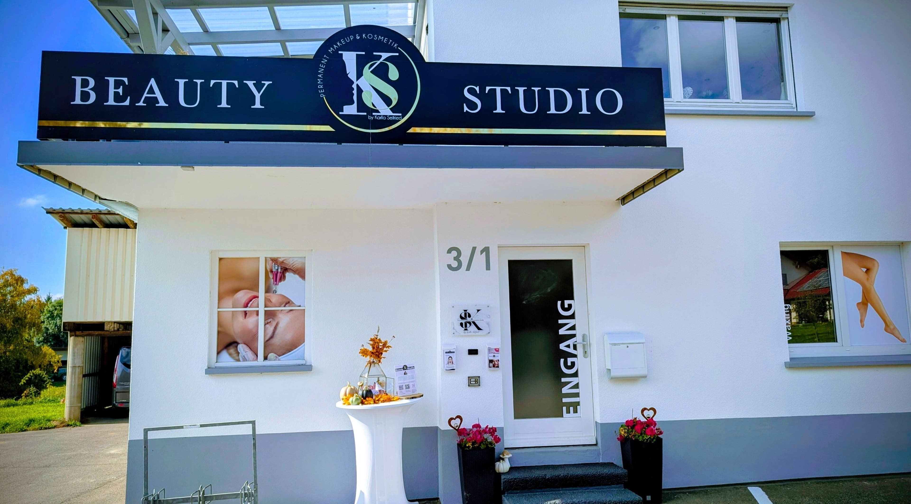 Eingang von KS Beauty Studio in Hänner/Murg, Baden-Württemberg, DE mit stilvoller Dekoration.