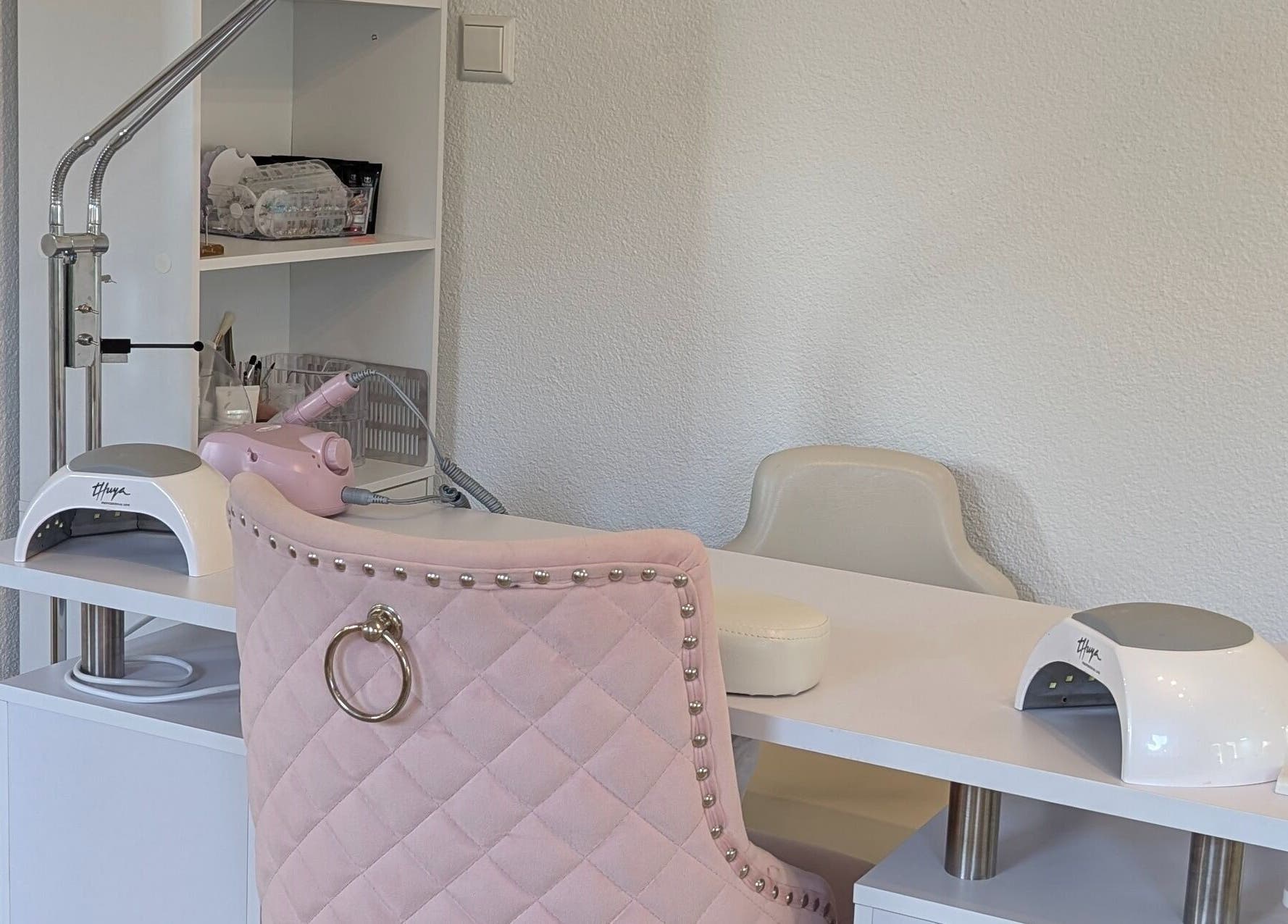 Gepflegte Nagelstation bei KS Beauty Studio Kosmetik und Permanent Make-up by Karlla Seifried, Murg/Hänner.