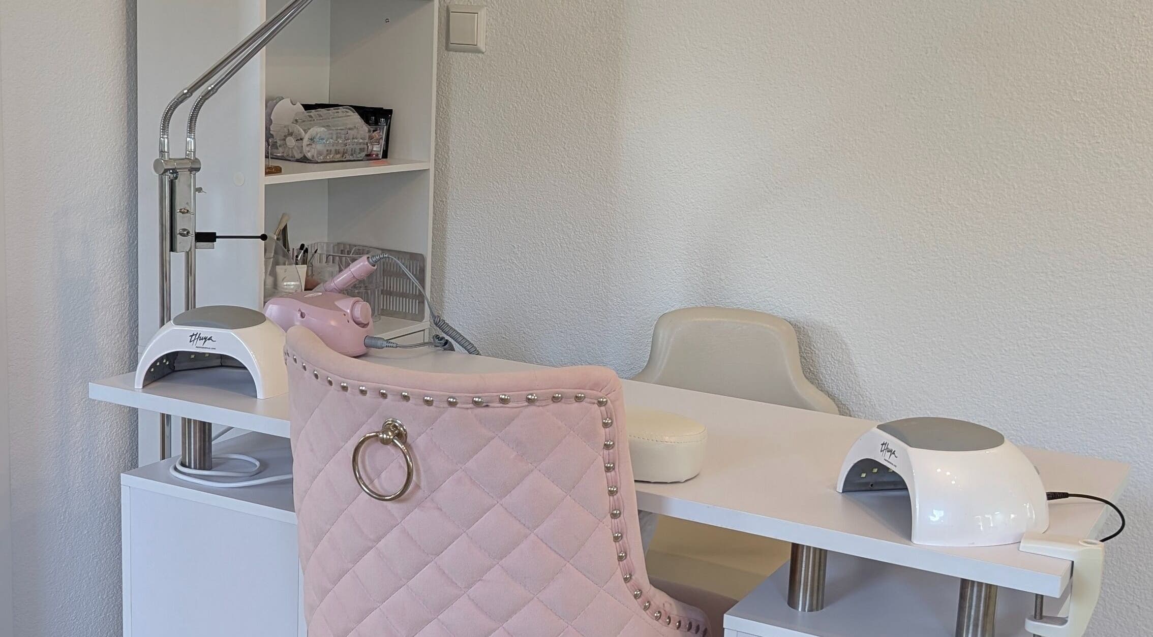 Gepflegte Nagelstation bei KS Beauty Studio Kosmetik und Permanent Make-up by Karlla Seifried, Murg/Hänner.