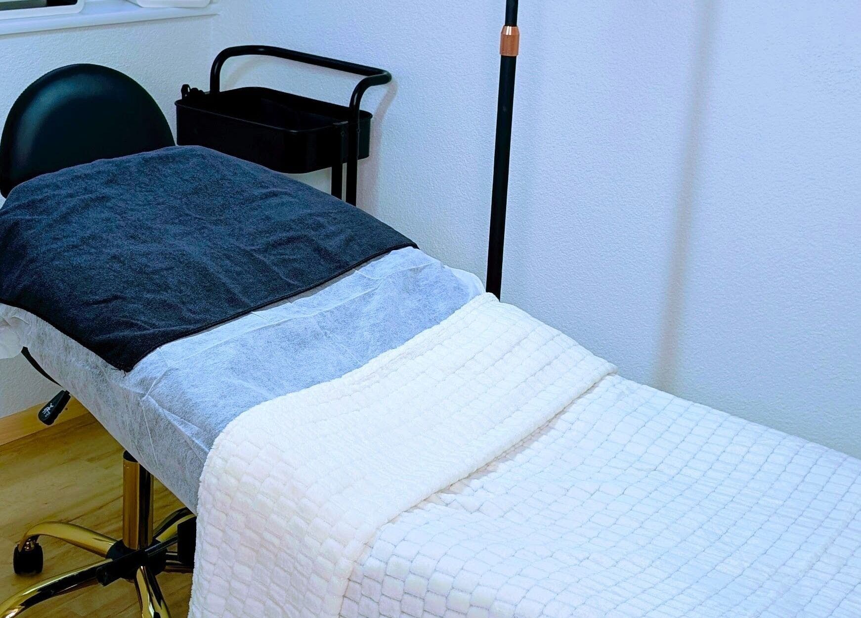 Behandlungsliege bei KS Beauty Studio Kosmetik und Permanent Make-up by Karlla Seifried in Murg/Hänner, Baden-württemberg, DE.