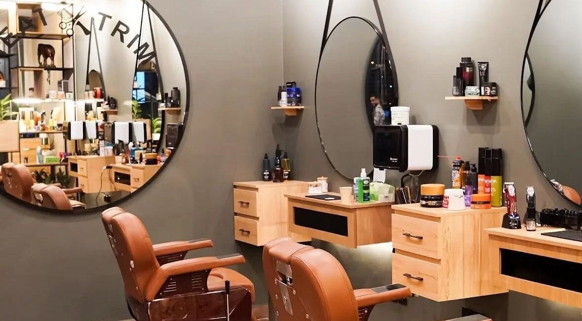 صالون عصري في "Neat Trim" مع مرايا أنيقة وديكور دافئ في الرياض, منطقة الرياض, SA.