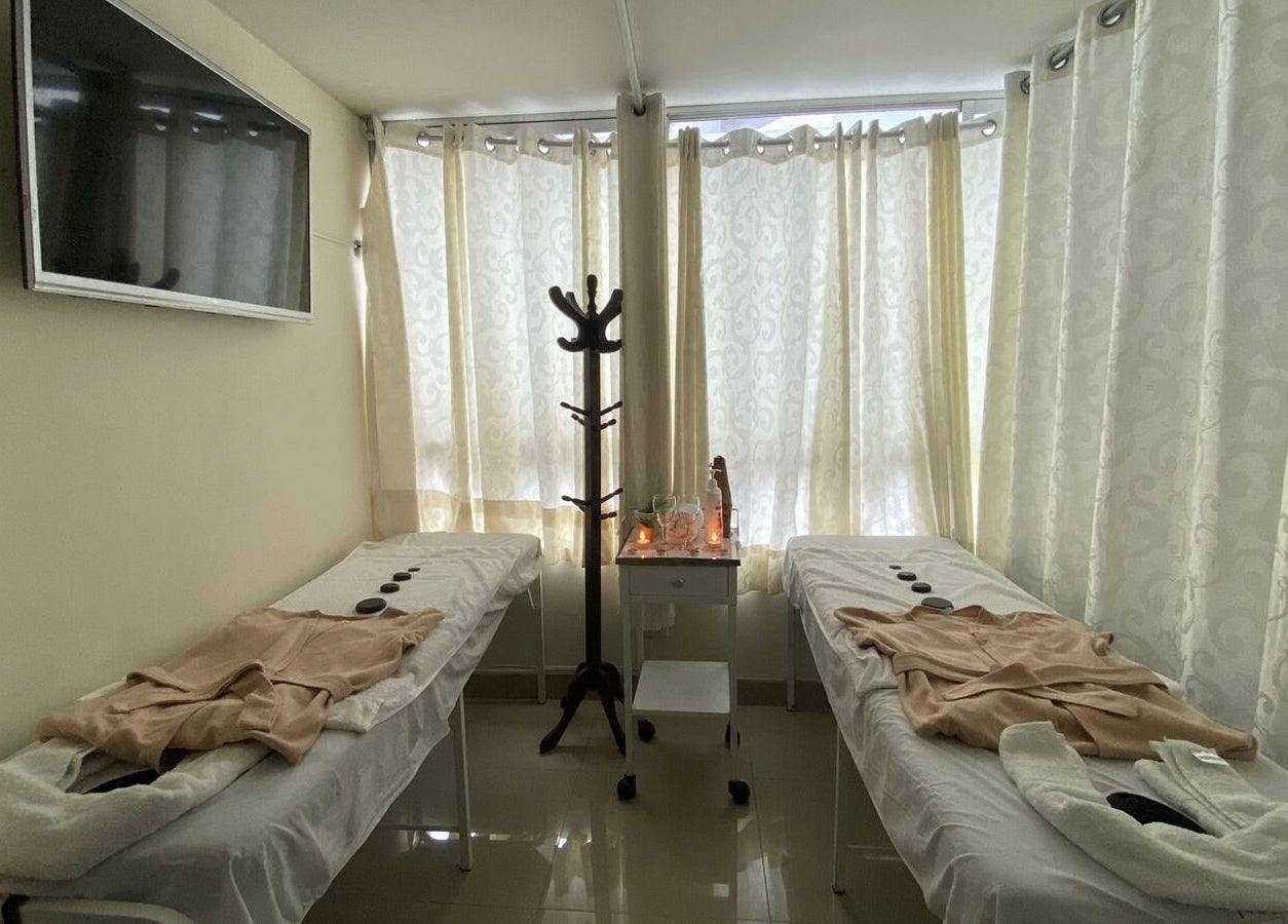Sala de tratamiento doble en Spa Musas, Miraflores, Provincia De Lima, PE, con mesas de masaje y cortinas claras.