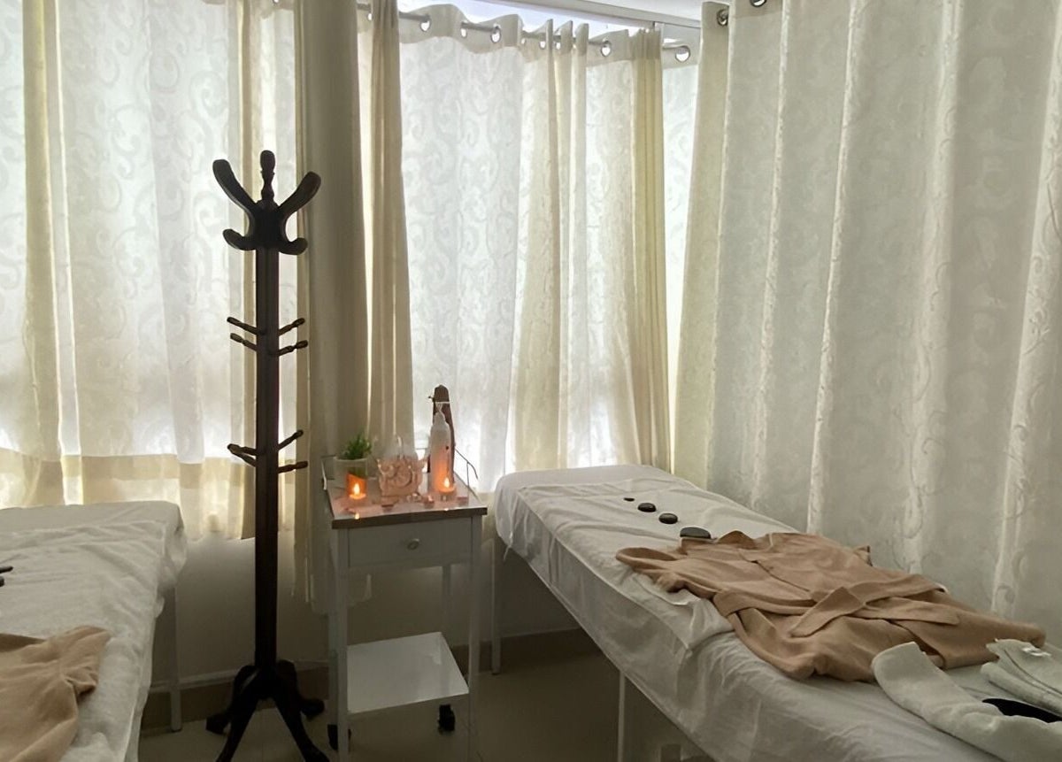 Sala de masajes en Spa Musas, ubicada en Miraflores, Provincia De Lima, PE con mesas y ambiente relajante.