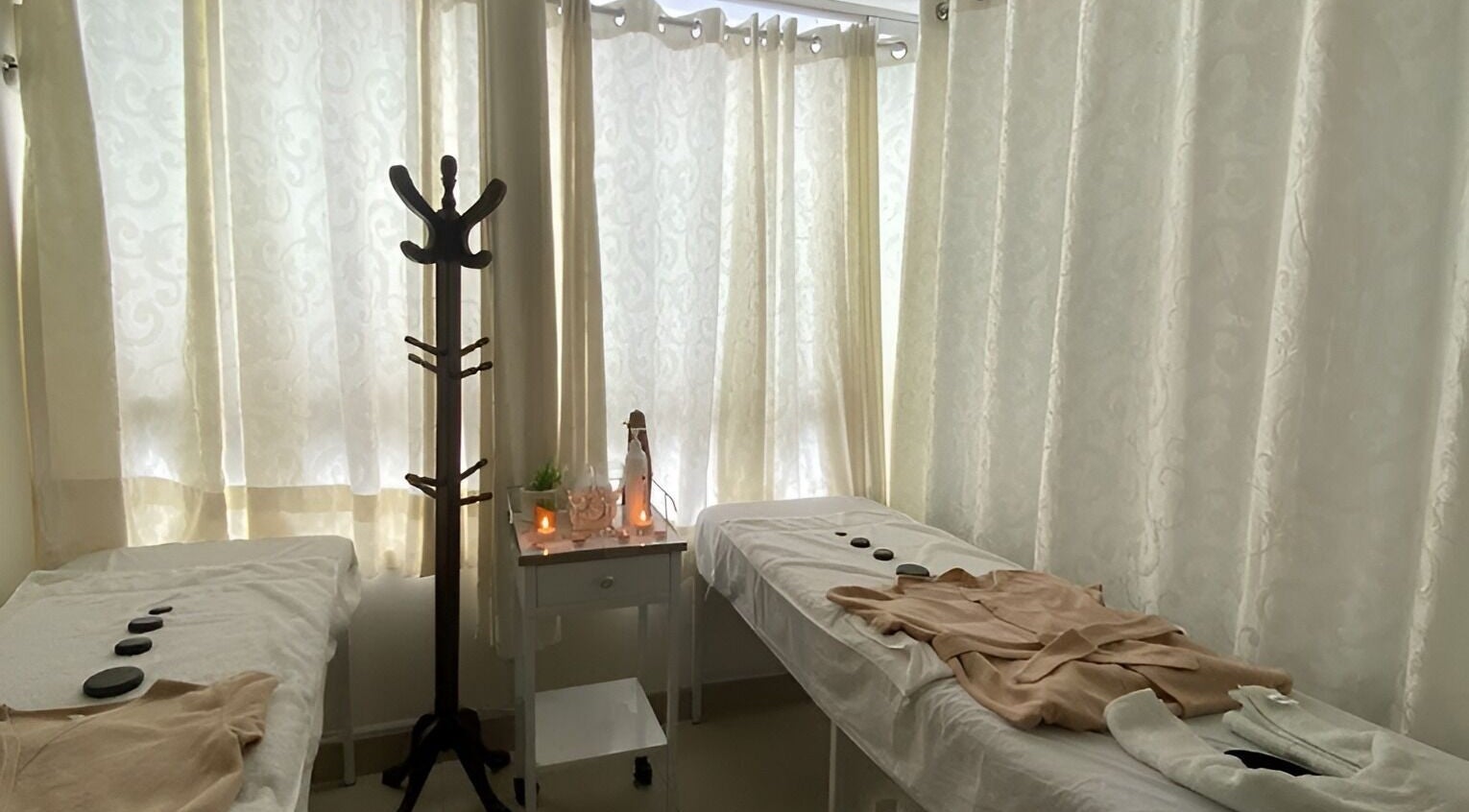 Sala de masajes en Spa Musas, ubicada en Miraflores, Provincia De Lima, PE con mesas y ambiente relajante.